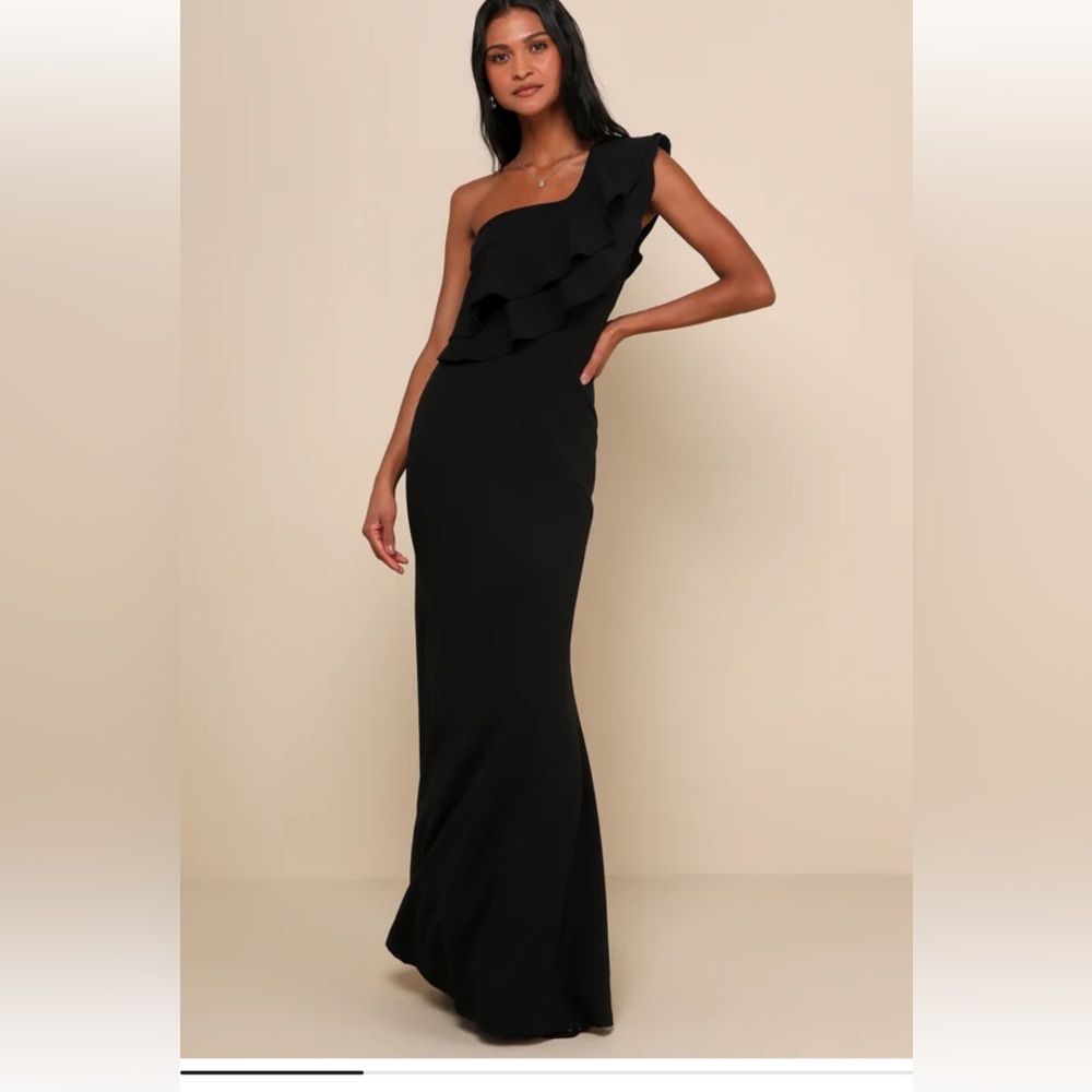 Elegant Black One-Shoulder Gown